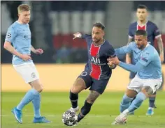  ??  ?? Neymar se escapa con el balón en un partido contra el City.