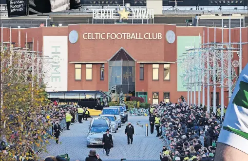  ?? ?? SEA OF EMOTION Thousands of Celtic supporters lined either side of The Celtic Way as Bertie’s coffin drove past Celtic Park