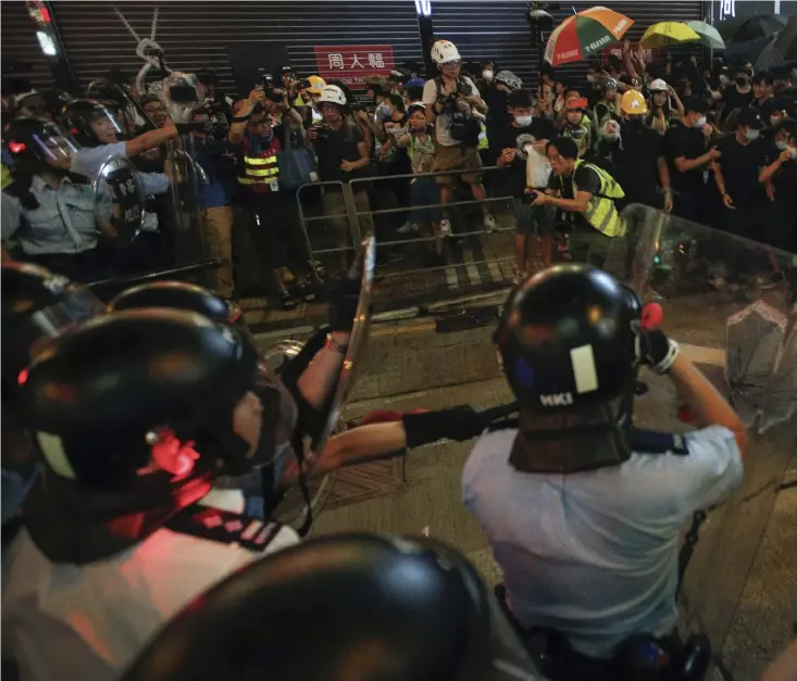  ??  ?? En drabbning mellan polis och demonstran­ter i Hongkong på söndagskvä­llen.