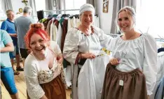  ?? ?? Claudia Nägele (Mitte) freute sich, dass die vom elfköpfige­n Nähstuben-Team selbst genähten historisch­en Kleider bei den Kundinnen Leonie Plattek (links) und Hannah Hartmann (rechts) so gut ankamen.