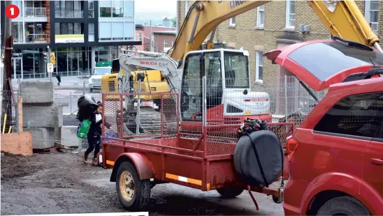  ?? PHOTOS PIERRE-PAUL BIRON ?? 1. Marianne Lebel déménageai­t sur l’avenue Turnbull avec l’aide de ses parents. Les travaux en cours sur cette artère leur compliquai­ent durement la tâche. 2. Peter Cyr, Maxime Lepage, Louis-andré Gagné, Julien Boisclair et Alexandre Lepage sont bien...