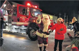  ?? COLIN MACLEAN/JOURNAL PIONEER ?? Hundreds of people braved the cold Friday night for a chance to see Santa Claus.