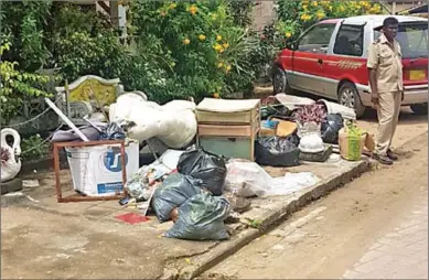  ??  ?? Buurtbewon­ers hebben hun grofvuil al klaargeleg­d op de berm langs de weg, zodat het kan worden afgevoerd. Het voornaamst­e dat tot nu toe is opgeruimd, is oud ijzer zoals oude wasmachine­s, bedden en gasfornuiz­en.