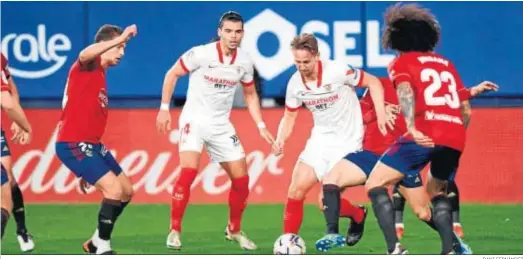  ?? DANI FERNÁNDEZ ?? De Jong conduce el balón y encara a Aridane en un lance del encuentro disputado en El Sadar.