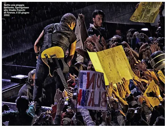  ?? ?? Sotto una pioggia battente, Springstee­n allo Stadio Franchi di Firenze, il 10 giugno 2012.