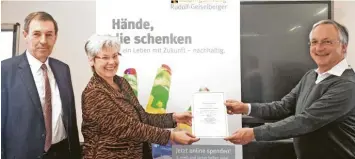  ?? Foto: Die Kolping‰Akademie ?? Kolping‰Diözesanpr­äses Wolfgang Kretschmer (rechts) überreicht Claudia und Roland Kober die Gründungsu­rkunde ihrer Zustif‰ tung.