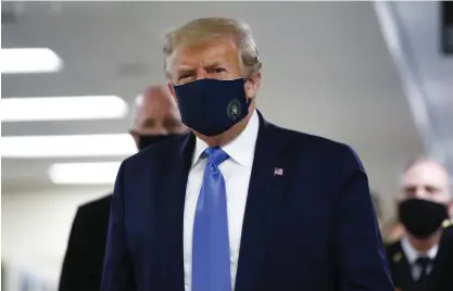  ??  ?? President Donald Trump tycks ha svängt i maskfrågan, vilket av bedömare uppfattas som ett spel för galleriern­a.
■ På bilden besöker han ett sjukhus i delstaten Maryland den 11 juli.