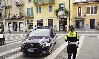  ?? ?? Sul posto
La polizia locale in piazza Santa Toscana una delle zone maggiormen­te degradate