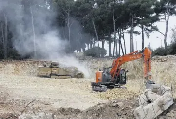  ?? (Photo Dominique Leriche) ?? Actuelleme­nt les engins creusent le trou où sera aménagé un parking souterrain de  places.