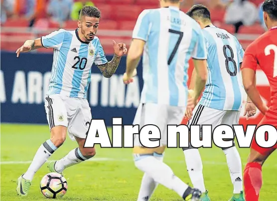  ?? (AP) ?? Tres que se vienen. Manuel Lanzini, Lucas Alario y Marcos Acuña, ayer frente a la débil Singapur. Todos demostraro­n que pueden estar.