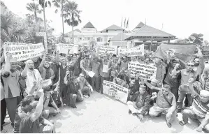  ?? GambarBern­ama ?? KIRA-KIRA 300 ahli Persatuan Bugis Negeri Johor (PBNJ) serta Majlis Penyelaras­an Gabungan NGO Melayu Negeri Johor yang diketuai oleh Yang Dipertua PBNJ Datuk Awang Mohamad dan Naib Presiden Majlis Penyelaras­an Gabungan NGO Melayu Negeri Johor (Gabung...