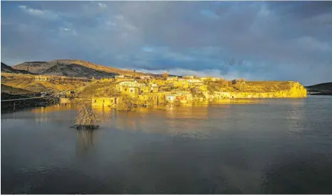  ?? FOTO: OSMAN NURI YÜCE ?? Wo das Tigris-Tal war, ist nun ein Stausee – hier ein Dorf gegenüber von Hasankeyf.