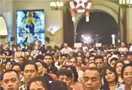  ?? (SUN.STAR FOTO/AMPER CAMPAÑA) ?? FIRST DAWN. Following an age-old tradition, these churchgoer­s made sure they wouldn’t miss the first day of the nine-day dawn masses leading to Christmas Day.