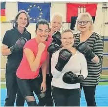  ?? KISIKYOL FOTO: DILAR ?? Boxen als Therapie: Die gebürtige Leverkusen­erin trainiert eine Gruppe von Parkinson-Patientinn­en.