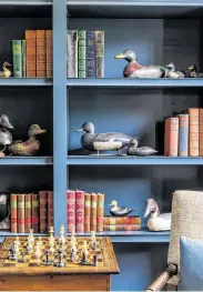  ?? Julie Soefer ?? Designer Sandy Lucas displayed a clients collection of antique duck decoys on a bookshelf.