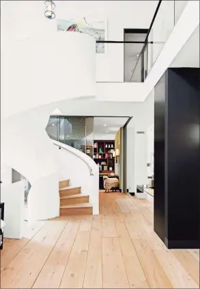  ?? Allan Barry / Contribute­d photo ?? The home on 34 Beechcroft Road in Greenwich has a Guggenheim-inspired staircase.