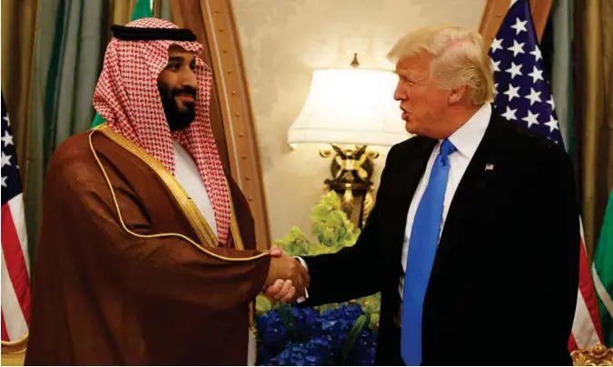  ?? EVAN VUCCI/AP ?? I mai møtte Donald Trump daværende visekronpr­ins Mohammed bin Salman, som i juni ble kronprins − og den reelle herskeren. Nå spiller kronprinse­n, med Trumps støtte, høyt med både kongedømme­t og Midtøsten.