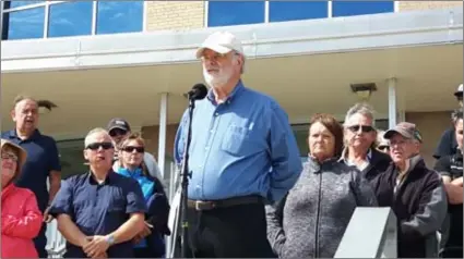  ?? Photo : Jacinthe Tremblay ?? L'économiste et ancien président du Public Utility Board David Vardy, ici lors d'un rassemblem­ent de protestati­on devant l'édifice de la Confédérat­ion, sera un des conférenci­ers du Muskrat Falls Symposium de MUN. Il sera aussi entendu par le Juge LeBlanc en octobre.