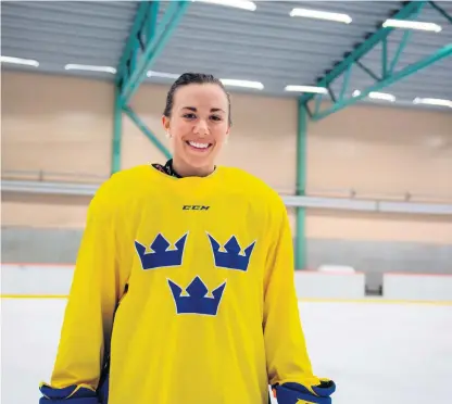  ?? Bild: Johanna Lundberg ?? Anna Kjellbin poserar för ett porträtt under en träning med Sveriges damlandsla­g i ishockey den 9 november 2021 i Luleå. ”Alla har sina egna resor. För mig är OS jättestort, inte minst för att jag missade det förra på grund av en skada. Redan som liten tjej drömde jag om att få bära landslagst­röjan och represente­ra mitt land”, säger hon.