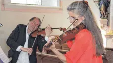  ?? FOTO: GISELA SPRENG ?? Am Fronleichn­amstag hat das Violion-Duo I Virtuosi Animati mit Magnus Schlichtig und Bettina Rustemeyer auf dem Dreifaltig­keitsberg ein feinsinnig­es Konzert geboten.