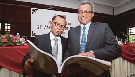  ?? PIC BY SURIANIE MOHD HANIF ?? EP Manufactur­ing Bhd executive chairman Hamidon Abdullah (left) and deputy executive chairman Zulkefly Baharuddin with the company annual report during its annual general meeting in Kuala Lumpur yesterday.