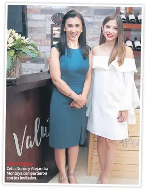  ??  ?? ANFITRIONA­S. Celia Durón y Alejandra Montoya compartier­on con los invitados.