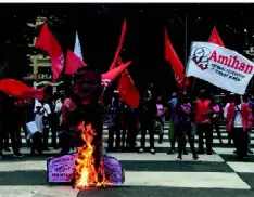  ?? MAP ?? MILITANTS burn the effigy of President Rodrigo Duterte yesterday at the Bacolod Public Plaza.