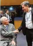  ?? Foto: Geert Vanden Wijngaert, dpa ?? Deutschlan­d reicht Griechenla­nd die Hand: Finanzmini­ster Wolfgang Schäu ble mit seinem griechisch­en Kollegen Euklis Tsakalotos gestern in Luxem burg.