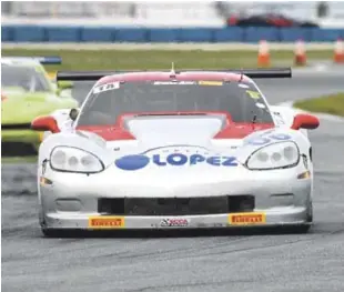  ??  ?? El dominicano Juan Ramón López mientras se desplazaba en su flamante Chevrolet Corvette en la pista internacio­nal de Daytona.
