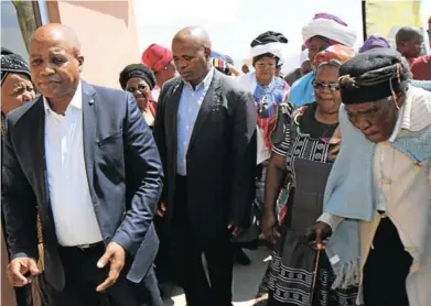  ?? Picture: SUPPLIED ?? NEW BEGINNINGS: Eastern Cape Premier Phumulo Masualle handed over a house and a water tank to 100-year old Nodabephi Tata in Cacadu recently