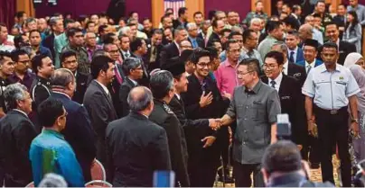  ?? [FOTO BERNAMA] ?? Salahuddin bersama warga kerja Kementeria­n Pertanian dan Industri Asas Tani pada majlis Perhimpuna­n Bulanan kementeria­n di Putrajaya, semalam.