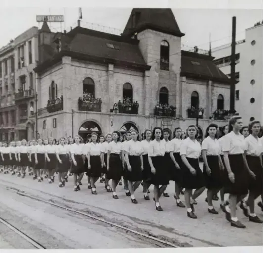  ?? ?? ►
Desfile del 21 de Mayo del Colegio Alemán, en Valparaíso, a principios de 1946. Foto: Enterreno.