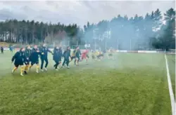  ?? FOTO: RICHARD NODELAND ?? Egersund-spillerne feirer med de tilreisend­e supportern­e etter å ha slått Fløy ut av cupen.