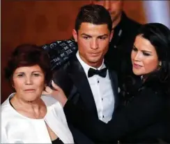  ?? FOTO: ARND WIEGMANN/ RITZAU SCANPIX ?? Ronaldo sammen med sin moderen Maria Aveiro og søsteren Katia Aveiro.
