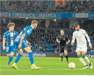  ?? JUAN AYALA ?? Calderón encara a dos jugadores del Deportivo en el duelo de la primera vuelta en Riazor.