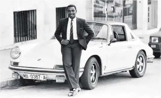  ?? Montefresc­o / MirrorPix / Getty Images ?? Laurie Cunningham, en Madrid con su Porsche en octubre de 1982.