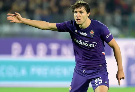  ??  ?? Federico Chiesa, attaccante della Fiorentina, cresciuto nelle giovanili viola. A inizio estate è stato al centro di numerose voci di mercato che hanno condiziona­to le sue prestazion­i nelle prime giornate di campionato. Ora si parla di un possibile rinnovo del contratto