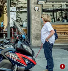  ??  ?? 1 I luoghi 1 I carabinier­i in corso Garibaldi, dove nella notte tra venerdì e sabato è scoppiata la rissa con un ferito grave all’altezza del civico 104 2 La folla fotografat­a venerdì sera dai residenti
3 La movida nel distretto di via Lecco
4 Via Ascanio Sforza, sul Naviglio Pavese, sarà pedonalizz­ata