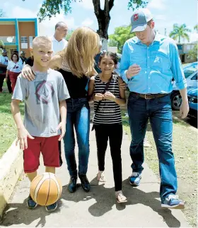  ??  ?? Bernier hizo un recorrido por el residencia­l Sabana Abajo junto a su esposa, Alexandra Fuentes.