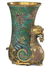  ??  ?? The two Qing Dynasty items are among Chang’s collection­s.