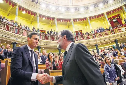  ?? PIERRE-PHILIPPE MARCOU/REUTERS ?? Troca. O novo primeiro-ministro espanhol, Pedro Sánchez (E), cumpriment­a o antigo premiê, Mariano Rajoy, em Madrid