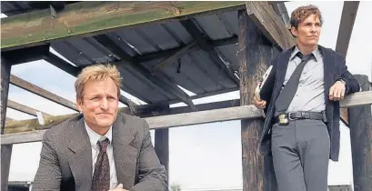  ??  ?? Woody Harrelson y Matthew McConaughe­y interpreta­n a dos policías que deben resolver un caso complicado.