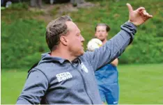  ?? Foto: Roland Furthmair ?? Tiefenbach­s Trainer Christoph Schregle trifft mit seiner Mannschaft auf den FC Blaubeuren – einer der Titelfavor­iten in der Bezirkslig­a.