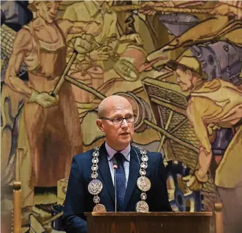  ?? RP-FOTO (ARCHIV): MARKUS VAN OFFERN ?? Bürgermeis­ter Peter Hinze im Emmericher Ratssaal.