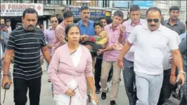  ?? BIKRAM SASHANKER ?? West Bengal chief minister Mamata Banerjee and other officials take a patient to a hospital in Darjeeling on Friday.