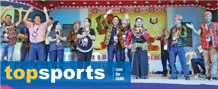  ?? CRISTINA GARCIA/PSC ?? FOR PEACE. South Cotabato Governor Daisy Avance-Fuentes and Philippine Sports Commission (PSC) Commission­er Charles Raymond A. Maxey join other local government officials and Provincial Board members in singing "Kapayapaan" as rendered by PSC staff...