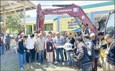  ?? MARK ERNEST VILLEZA ?? Representa­tives from the Japanese embassy, Japan Internatio­nal Cooperatio­n Agency, United Nations Developmen­t Program, Bangsamoro Autonomous Region in Muslim Mindanao and Cotabato City government attend the turnover of a backhoe to a Moro National Liberation Front peace and developmen­t community in Barangay Diocolano Tamontaka V in Cotabato City on Tuesday.