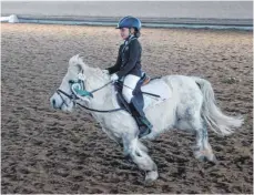  ?? FOTO: ALICE PFAU ?? Marla Cetin (RVG Biberach) mit Lara erreichte in der dritten Abteilung des Ponyreiter­wettbewerb­s den zweiten Platz.