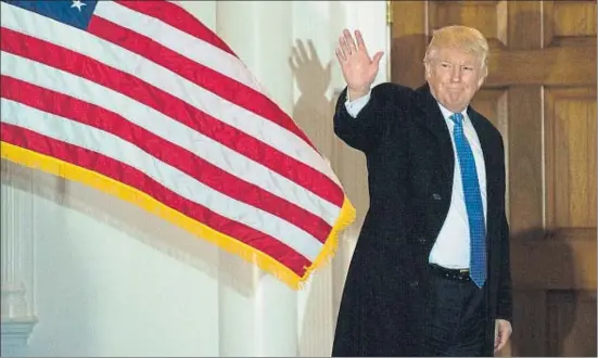  ?? DON EMMERT / AFP ?? El president electe dels EUA, Donald Trump, saludant els mitjans diumenge al seu club de golf a Nova Jersey