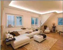  ??  ?? Abbildung oben: Elegante Plameco Decke mit leuchtende­m Höhenversa­tz – natürlich in LED Technik